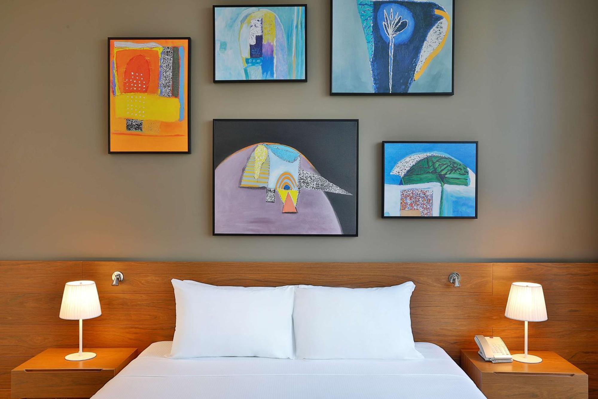 Aleph Doha Residences, Curio Collection By Hilton Exteriér fotografie Artwork by the artist in a hotel room